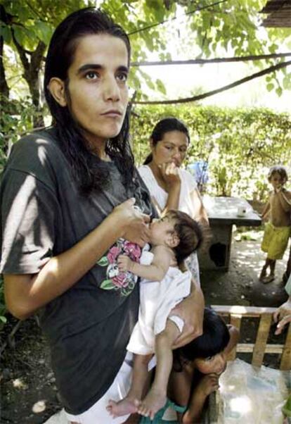 Rosa Abdelami, vecina de Tucumán, alimenta a su hijo de tres meses, desnutrido.