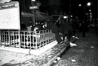 Manifestantes anti-OAS (Organización Armada Secreta, que defendía mantener Argelia bajo soberanía francesa) se encierra en la estación Chemin Vert de París (Archivo <i>Paris Match</i>.