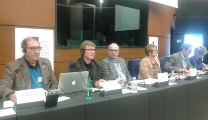 Los representantes de Escola Valenciana, en el el Parlamento Europeo. 