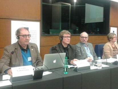 Los representantes de Escola Valenciana, en el el Parlamento Europeo. 