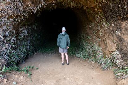 Entrada a la Cueva de los Patriotas, en la isla Robinson Crusoe.