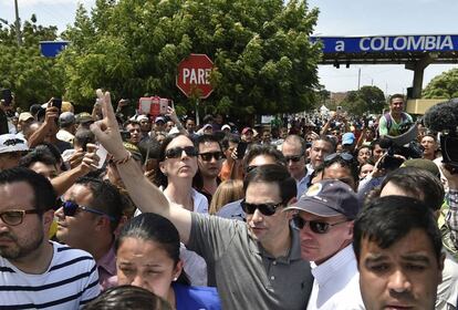 El senador estadounidense Marco Rubio durante un recorrido por el puente Simón Bolívar, en la frontera entre Colombia y Venezuela. 