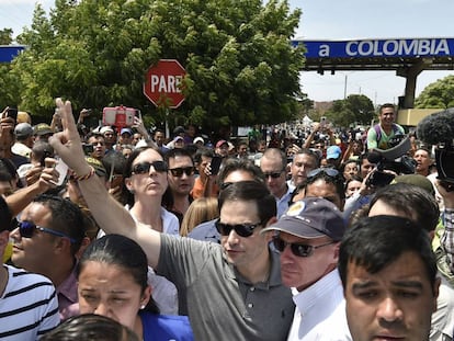 El senador estadounidense Marco Rubio durante un recorrido por el puente Simón Bolívar, en la frontera entre Colombia y Venezuela. 