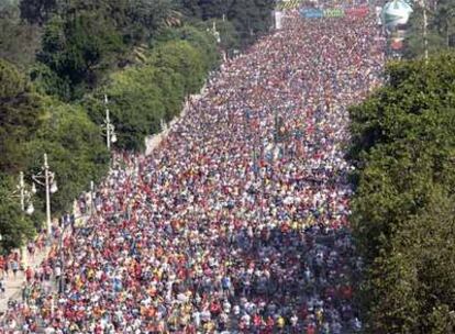 Los participantes en la Volta a Peu abarrotaron el Paseo de la Alameda en el momento de la salida.