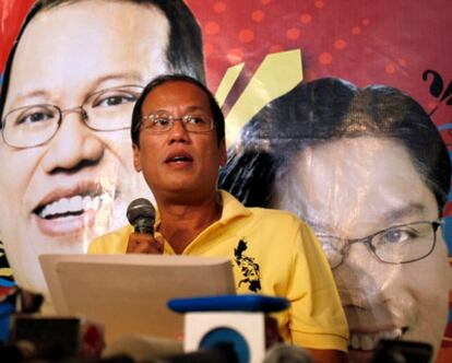 El senador 'Noynoy' Aquino en su comparencia en Manila un día después de las elecciones.