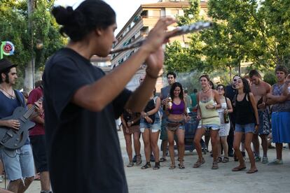 Varios participantes en el festival disfrutan de una actuación improvisada durante las horas previas a la celebración de los conciertos.