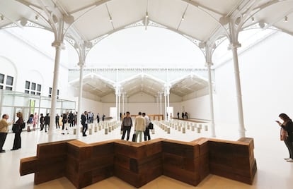 El luminioso Palacio de Velázquez acoge las esculturas minimalistas de Andre.