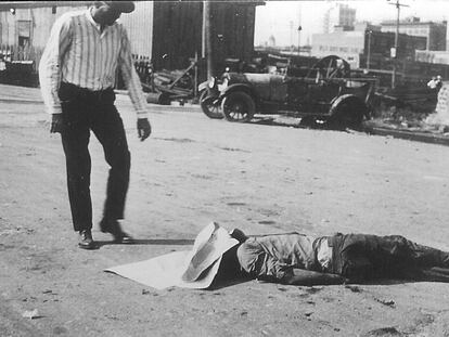 El cuerpo de un afroamericano yace en las calles de Tulsa tras la matanza racial de 1921.