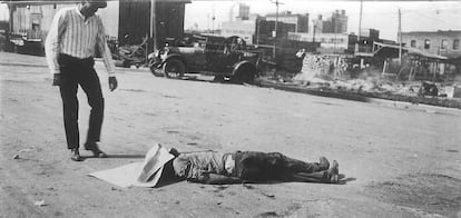 El cuerpo de un afroamericano yace en las calles de Tulsa tras la matanza racial de 1921.