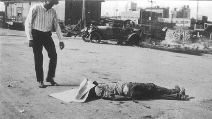 O corpo de um afro-americano em uma rua de Tulsa depois do massacre racial de 1921.