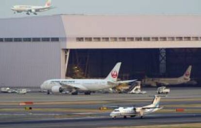 Un avión Boeing 787 Dreamliner operado por la aerolínea Japan Airlines Co. (JAL). La compañía japonesa realizó hoy el primer ensayo con el modelo Boeing 787 Dreamliner después de reemplazar las baterías defectuosas que provocaron la cancelación de sus operaciones durante tres meses por seguridad. EFE/Archivo
