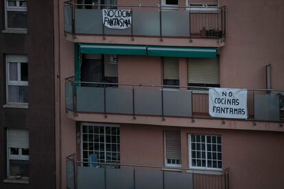 Protesta de los vecinos contra la implantación de una cocina fantasma en la calle Puigcerdà