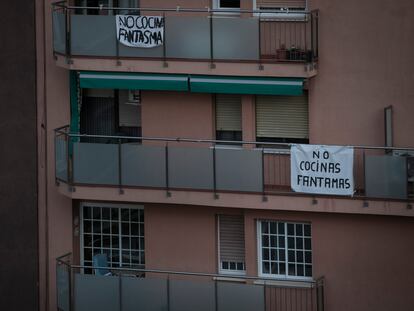 Protesta de los vecinos contra la implantación de una cocina fantasma en la calle Puigcerdà