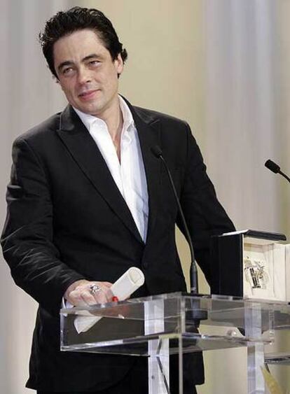 Benicio del Toro agradece el premio al mejor actor por su papel en <i>Che.</i>
