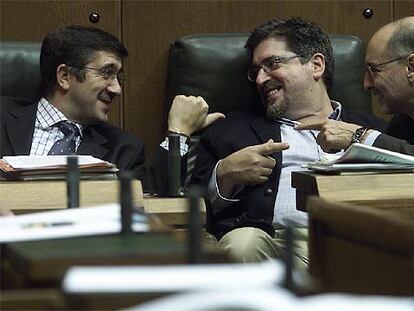 Los socialistas vascos Patxi López, Jesús Eguiguren y Rodolfo Ares, en el Parlamento vasco.