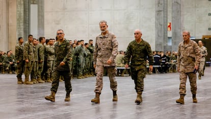 Felipe VI at the army base in Feria de Valencia.