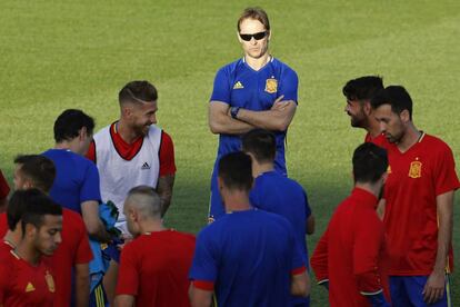 Lopetegui (centro), en el entrenamiento de la selección el lunes.