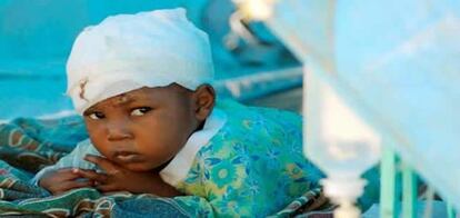 Un bebé espera para recibir tratamiento médico en un hospital de una organización humanitaria en Puerto Príncipe, Haití.