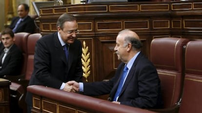 Florentino P&eacute;rez saluda a Del Bosque ante Casillas, en 2010. 