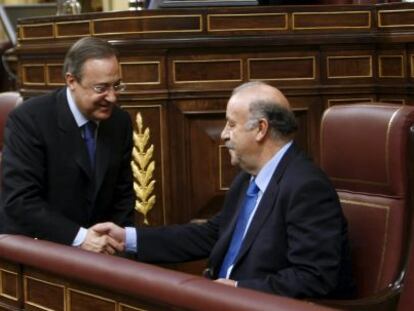 Florentino P&eacute;rez saluda a Del Bosque ante Casillas, en 2010. 