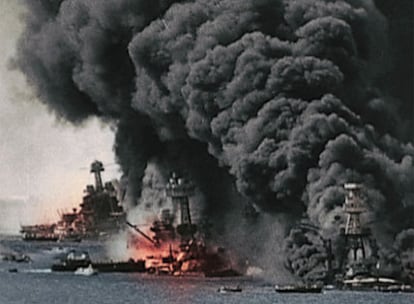 Vista del puerto de Pearl Harbour durante el ataque japonés el 7 de diciembre de 1941.
