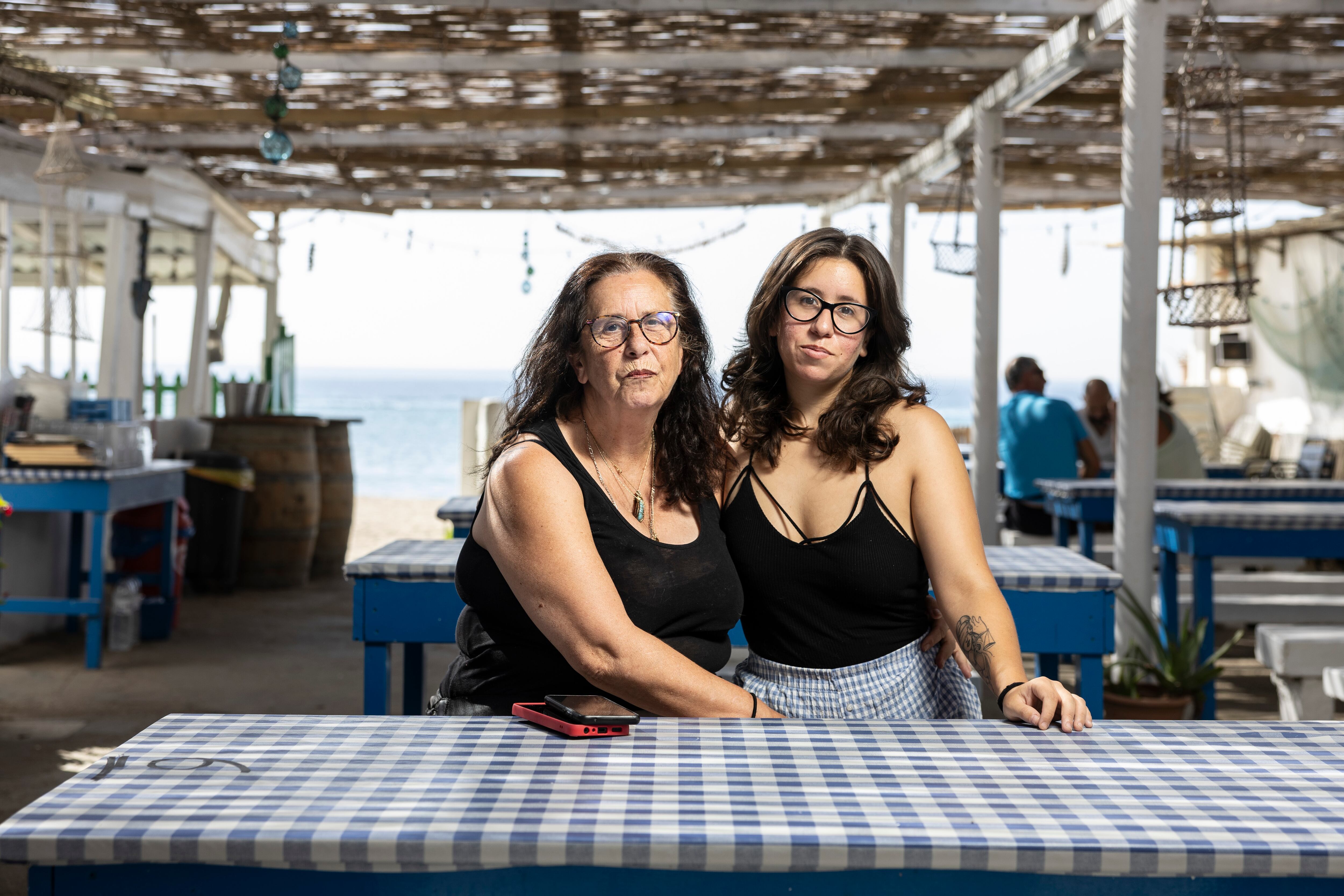 La regente de los Baños Virgen del Carmen de Montgat, Silvia Capo, y su hija Daniela. 
