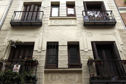 Fachada principal del edificio de la calle de Montserrat número 12, en el distrito de Centro.