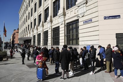 Largas colas en la EMVS para solicitar una vivienda de alquiler  social en Madrid el pasado enero. 