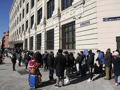 Largas colas en la EMVS para solicitar una vivienda de alquiler  social en Madrid el pasado enero. 