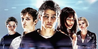 'The Faculty' dibuja la improbable alianza entre un grupo de adolescentes con poco que ver entre sí frente a unos extraterrestres que se han hecho con el control del profesorado.