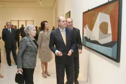 Christine Ruiz-Picasso, a la izquierda, y Manuel Chaves, presidente de la Junta de Andalucía, recorren la exposición.