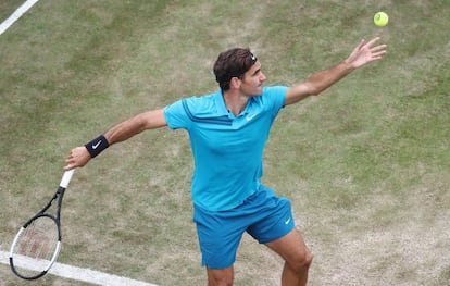 Federer jugando el pasado 17 de junio en Suttgart (Alemania).