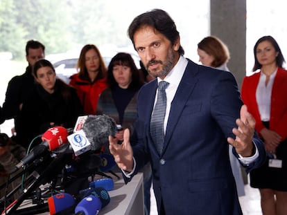 El vice primer ministro y responsable de Defensa de Eslovaquia, Robert Kalinak, atiende a los medios a las puertas del hospital en el que está ingresado en estado grave el jefe del Gobierno, Robert Fico, el 17 de mayo en Banská Bystrica.