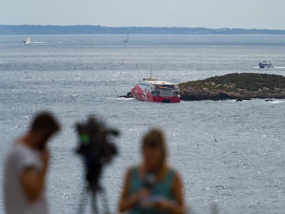 Vista del islote contra el que ha chocado este sábado el ferry de la naviera alemana FRS, que cubre la ruta entre las Pitiusas.