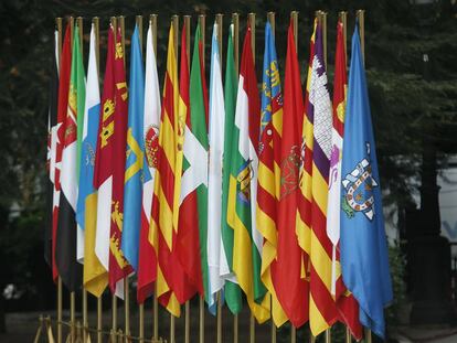 Las banderas de todas las Comunidades Aut&oacute;nomas en sus m&aacute;stiles en el exterior del edificio del Senado, en Madrid.
