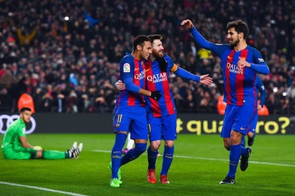 Lionel Messi celebra con Neymar Jr. y André Gomes el segundo gol de su equipo.