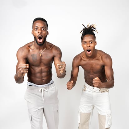 23/09/24 - Iñaki y Nico Williams, jugadores del primer equipo de fútbol del Athletic Club de Bilbao fotografiados con su madre María, en Bilbao - ©Vicens Giménez    ----PIEFOTO----     Iñaki y Nico Williams son uña y carne. Se llevan ocho años.