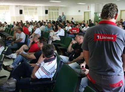 Trabajadores de Llanera a las puertas del instituto que albergó la asamblea convocada por CC OO en Xàtiva.