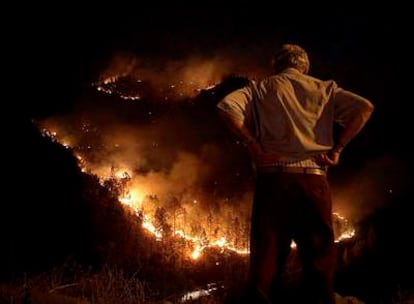 Un hombre observa el incendio en la zona de Tejeda, en Gran Canaria.