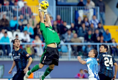 El portero chileno de la Real Sociedad Claudio Andrés Bravo realiza una parada en el Málaga - Real Sociedad.