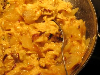 Revuelto cremoso de patatas y cebolla tierna