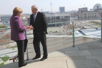 La canciller alemana, Angela Merkel, con el primer ministro israelí, Benjamín Netanyahu, en Berlín en abril.
