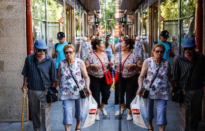 Un grupo de personas pasea por una calle de Madrid.