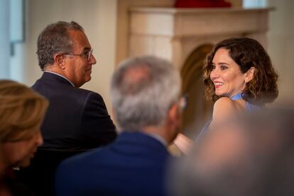 Enrique Ossorio e Isabel Díaz Ayuso, en la entrega de la Medalla de Oro al chef José Andrés, el pasado 1 de julio.