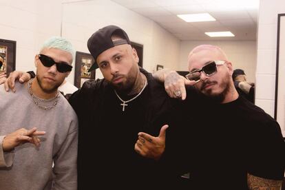 J Balvin (a la derecha), con los cantantes Nicky Jam (centro) y Jhay Cortez, en la trastienda del Premio Lo Nuestro de Miami.