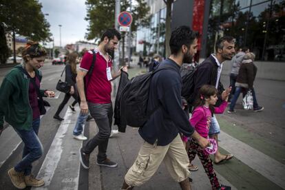 Un grupo de migrantes caminan hacia la estación de trenes de Viena, Austria, en septiembre de 2015.