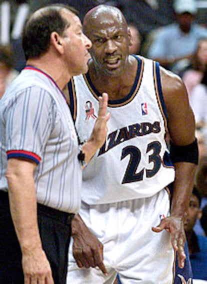 Jordan discute con uno de los árbitros del partido Wizards-Bucks.