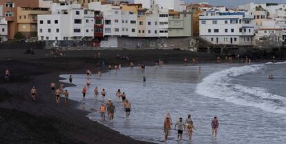 Varios residentes de Puerto de la Cruz pasean y practican deporte en la playa Punta Brava el lunes 11 de mayo, con el comienzo de la fase 1.