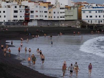 Varios residentes de Puerto de la Cruz pasean y practican deporte en la playa Punta Brava el lunes 11 de mayo, con el comienzo de la fase 1.