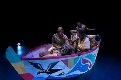 Representación de la obra Touki Bi (El viaje) en un teatro de la isla de La Palma el miércoles 12 de mayo